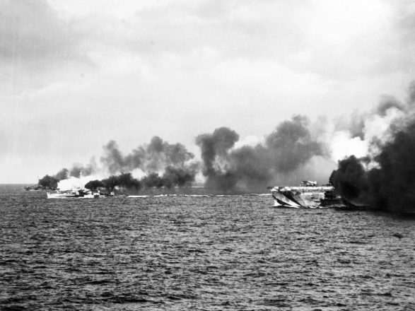 USS_Gambier_Bay_(CVE-73)_and_escorts_making_smoke_off_Samar_1944